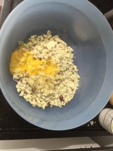 Junta a batata amassada com ovo, sal e pimenta
